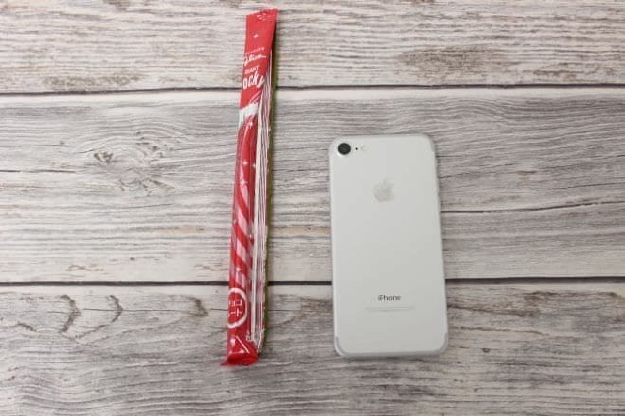 A photo comparing "Giant Dream Pocky" with a smartphone