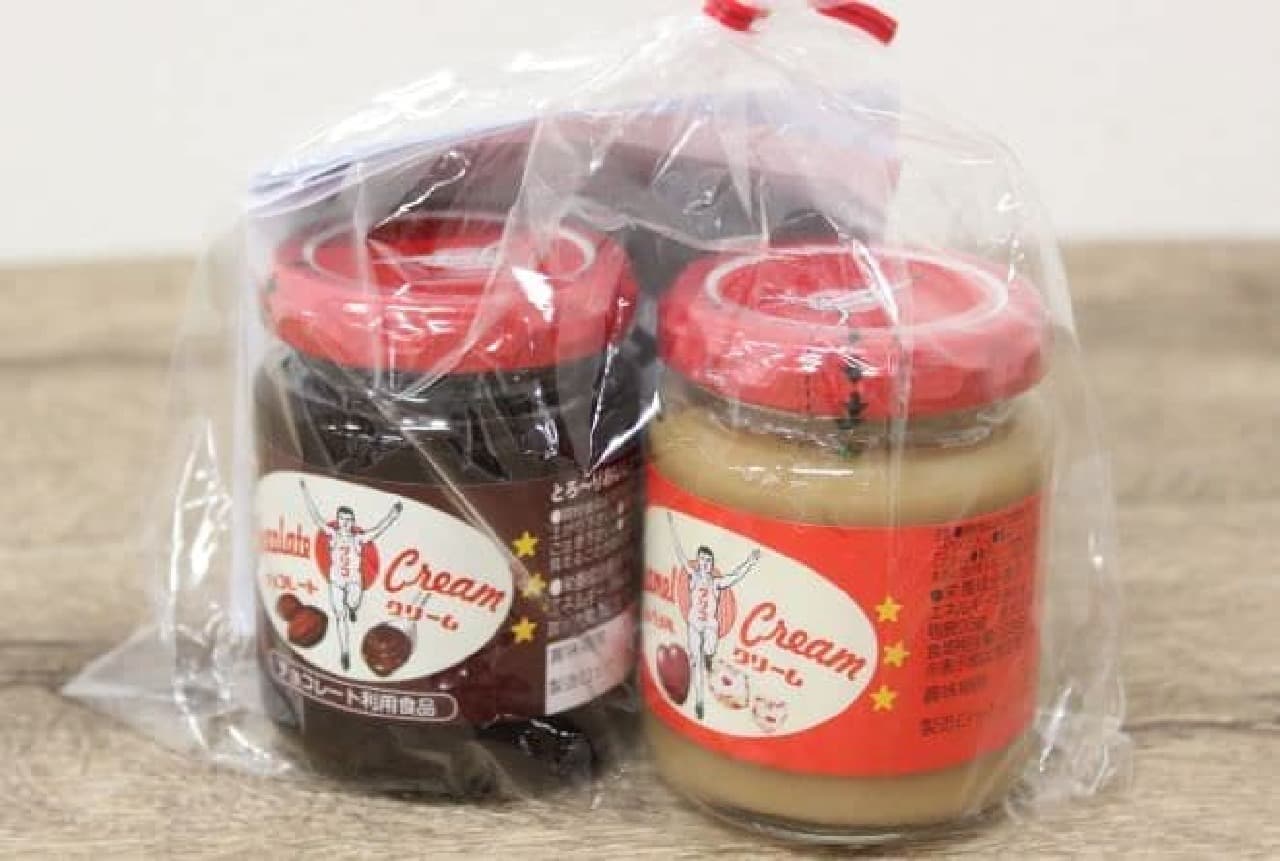 A set of chocolate cream and caramel cream sold by Glico